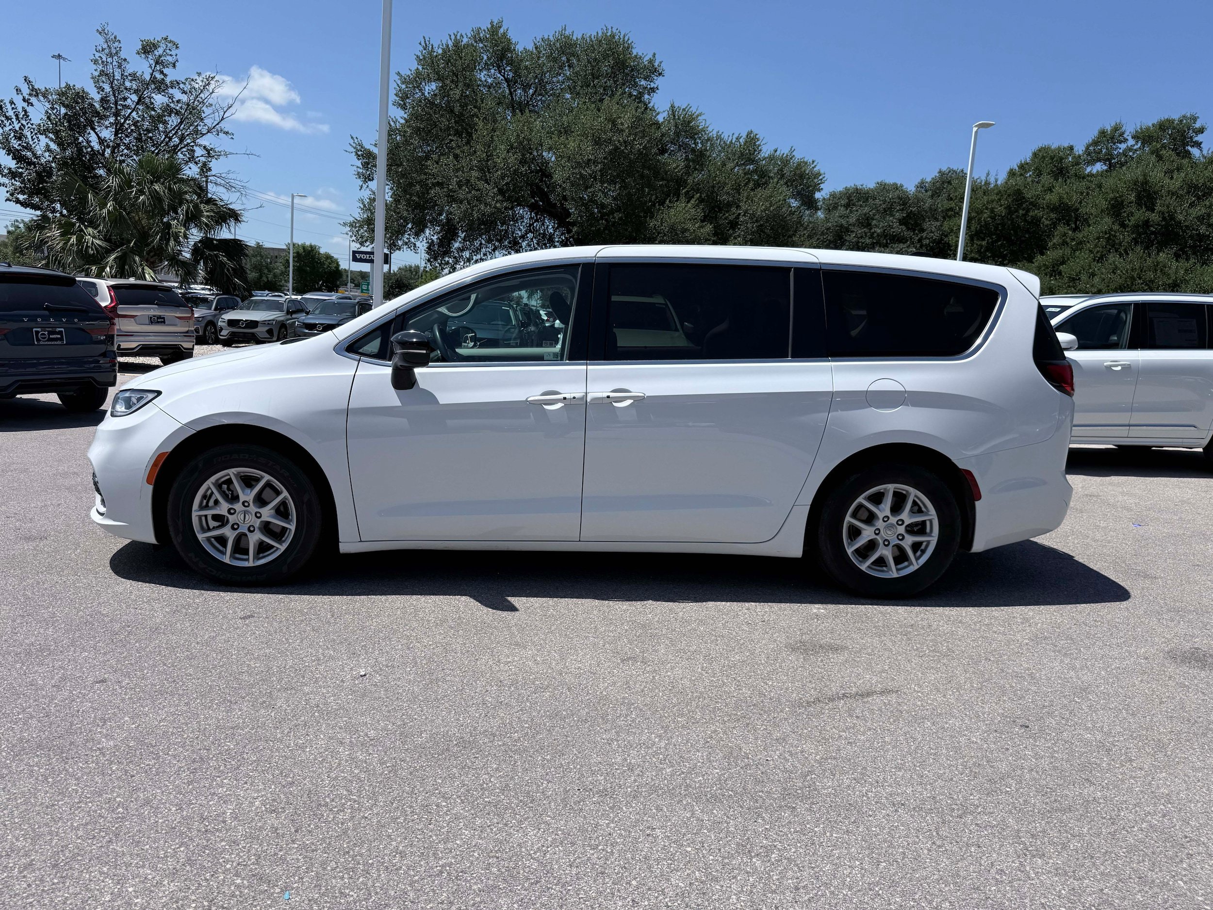 Used 2024 Chrysler Pacifica Touring-L FWD image 3