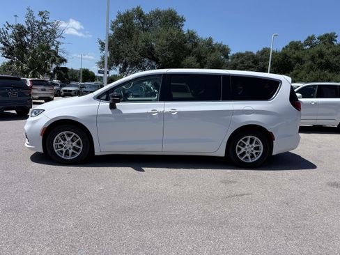 Used 2024 Chrysler Pacifica Touring-L FWD image 3