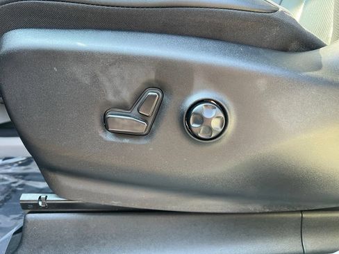 Used 2024 Chrysler Pacifica Limited FWD image 19