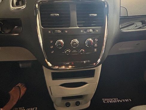 Used 2016 Dodge Grand Caravan SE FWD image 3