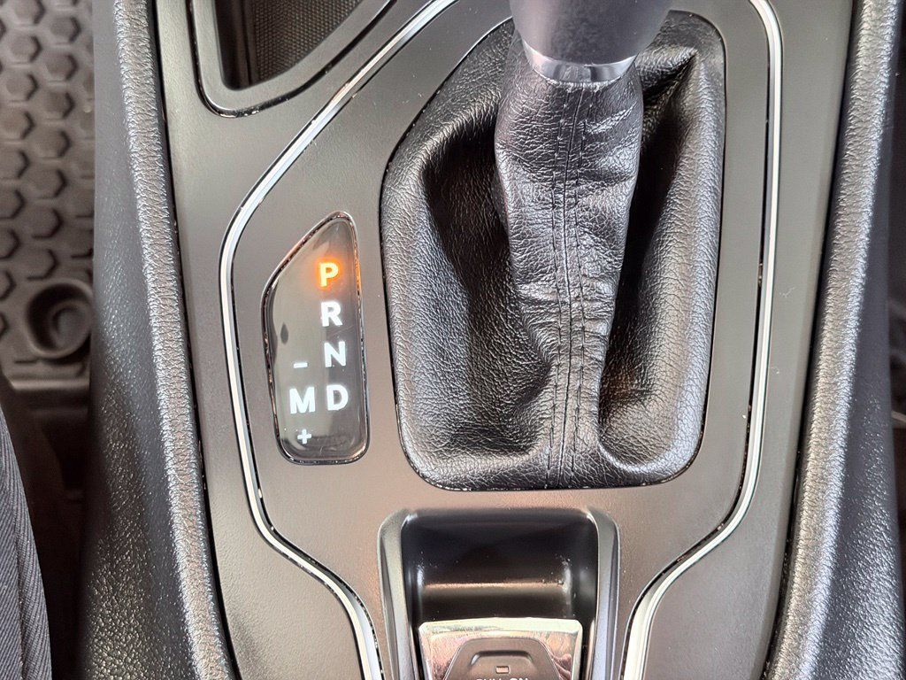 Used 2019 Jeep Cherokee Latitude Plus w/ Comfort/Convenience Group FWD image 44