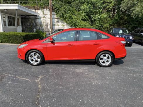 Used 2014 Ford Focus SE FWD image 2