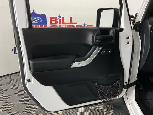 Used 2013 Jeep Wrangler Unlimited Sahara image 12