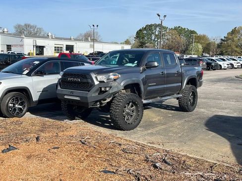 Used 2017 Toyota Tacoma TRD Sport image 7