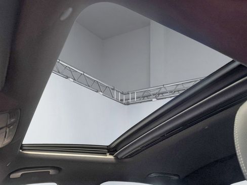 Used 2017 Mercedes-Benz E 300 4MATIC image 11