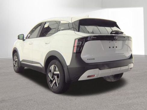 Used 2025 Nissan Kicks SV image 3