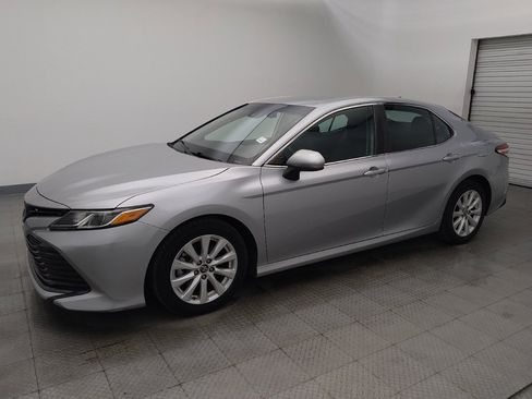 Used 2019 Toyota Camry LE image 2