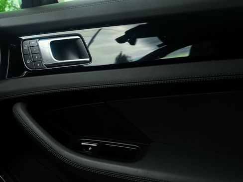 Used 2022 Porsche Panamera w/ Premium Package image 24