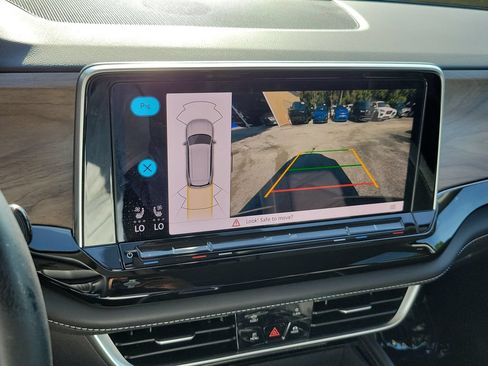 Used 2025 Volkswagen Atlas SE FWD image 32