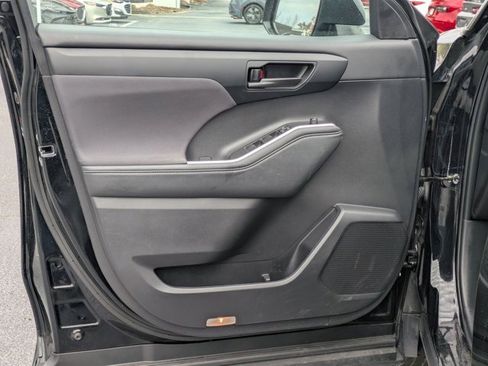 Used 2024 Toyota Highlander LE image 2