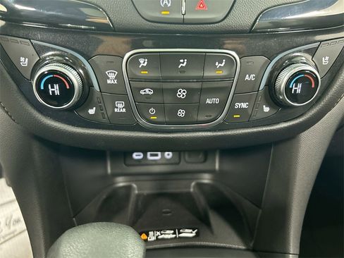 Used 2024 Chevrolet Equinox Premier image 16