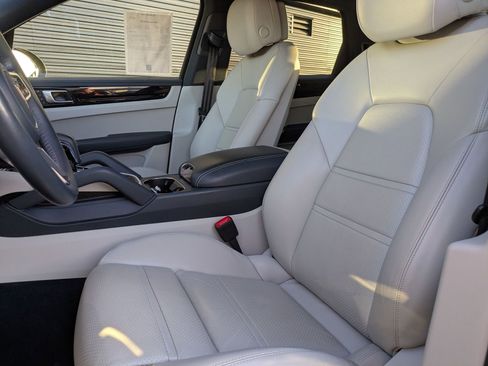 Certified 2023 Porsche Cayenne image 5