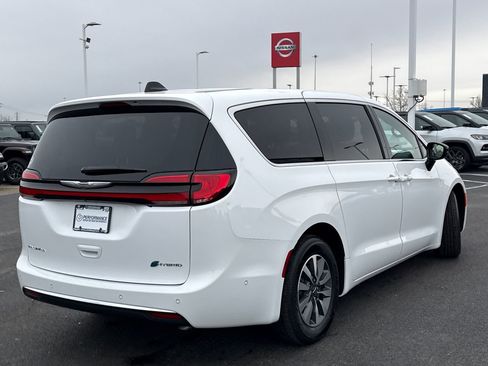 Used 2025 Chrysler Pacifica Select w/ Uconnect Theater Family Group image 3