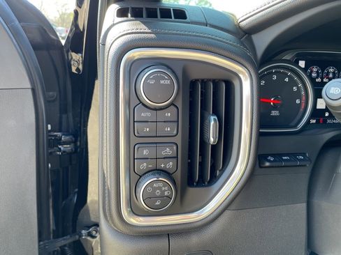 Used 2022 Chevrolet Silverado 1500 High Country w/ Technology Package image 19