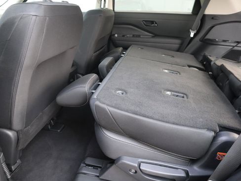 Used 2025 Nissan Pathfinder S image 34