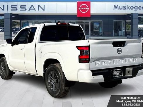 New 2025 Nissan Frontier SV w/ SV Convenience Package RWD image 3