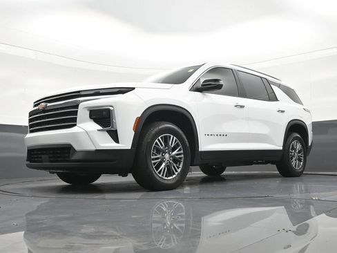 Used 2026 Chevrolet Traverse LT FWD image 25