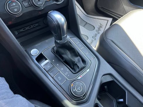 Used 2018 Volkswagen Tiguan SE w/ Panoramic Sunroof Package AWD/4WD image 11