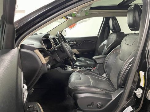 Used 2017 Jeep Cherokee Limited w/ Luxury Group AWD/4WD image 11