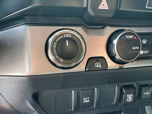 Used 2021 Toyota Tacoma SR5 AWD/4WD image 19