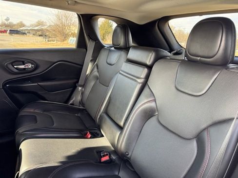 Used 2019 Jeep Cherokee Trailhawk image 14