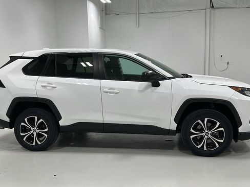 Used 2022 Toyota RAV4 LE image 6