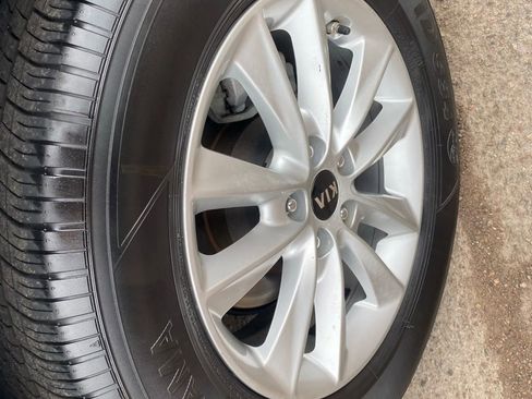 Used 2019 Kia Sorento LX image 25