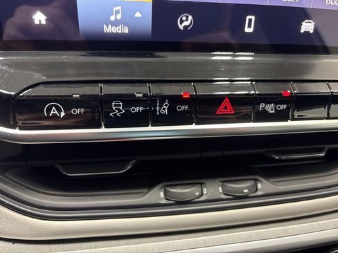 Used 2025 Jeep Compass Limited image 21