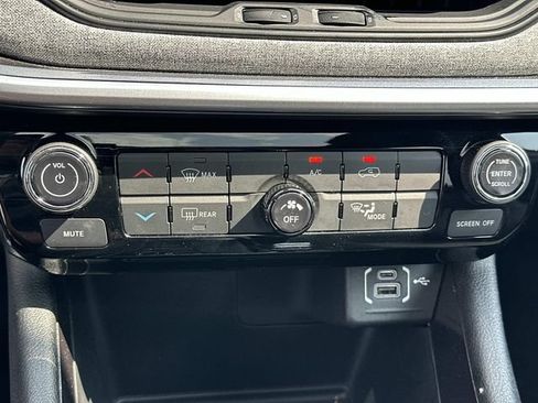 Used 2024 Jeep Compass Latitude w/ Sun and Sound Group AWD/4WD image 22