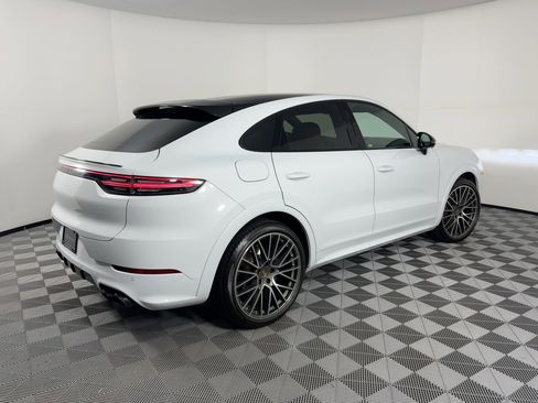 Certified 2022 Porsche Cayenne Platinum Edition image 9