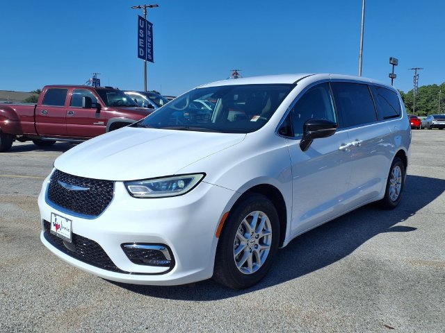 Used 2024 Chrysler Pacifica Touring-L FWD image 3