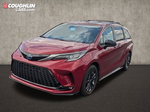 Used 2024 Toyota Sienna XSE AWD/4WD image 3