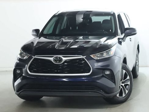 Certified 2020 Toyota Highlander XLE image 3