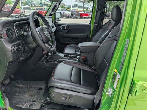 Used 2025 Jeep Wrangler Unlimited Rubicon w/ Convenience Group AWD/4WD image 2