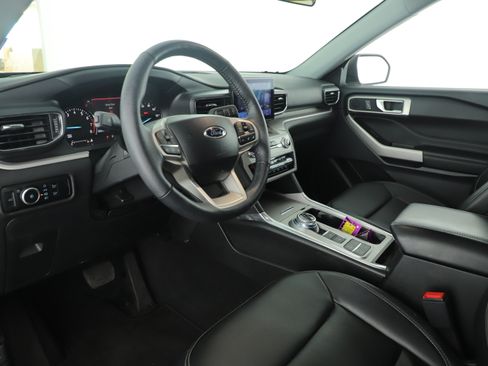 Used 2024 Ford Explorer XLT w/ Equipment Group 202A image 4