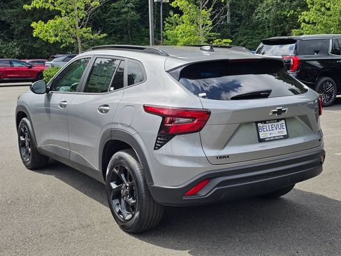 New 2026 Chevrolet Trax LT w/ Midnight Edition FWD image 3
