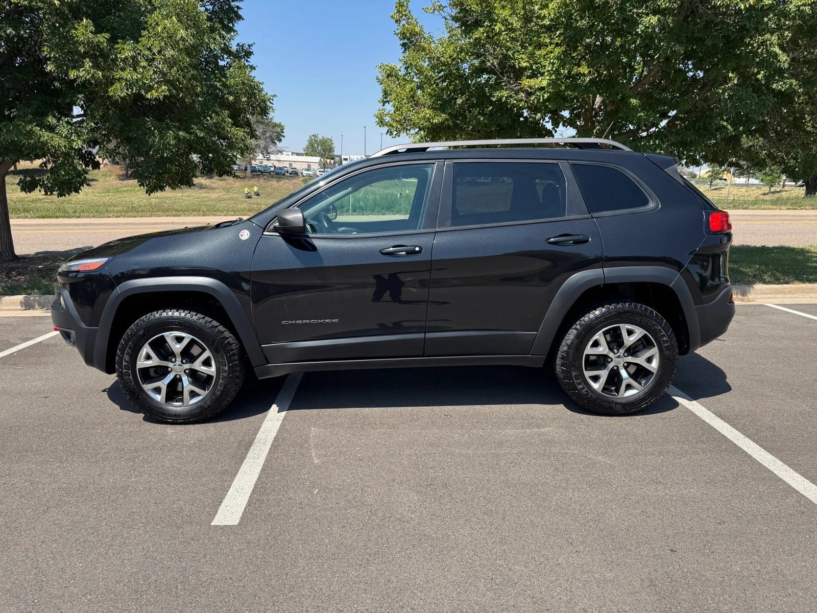 Used 2015 Jeep Cherokee Trailhawk w/ Cold Weather Group AWD/4WD image 2