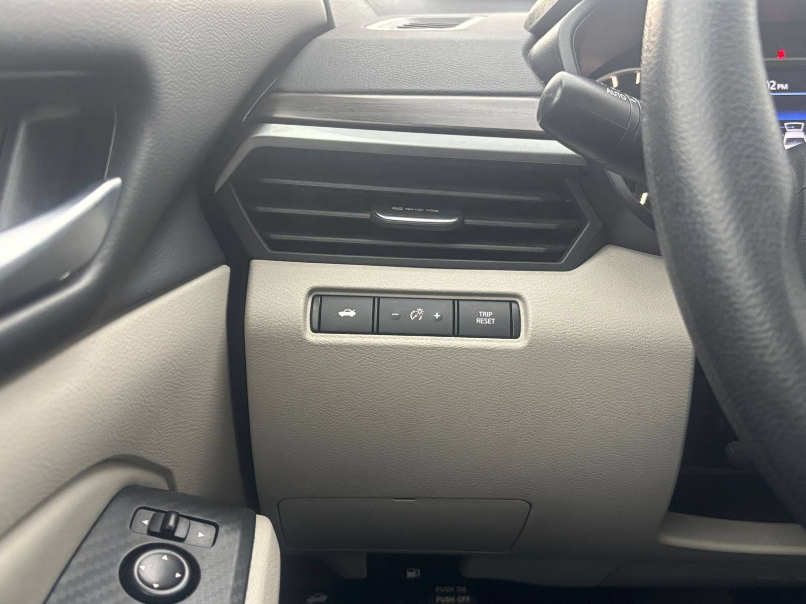 Used 2025 Nissan Altima 2.5 SV FWD image 31
