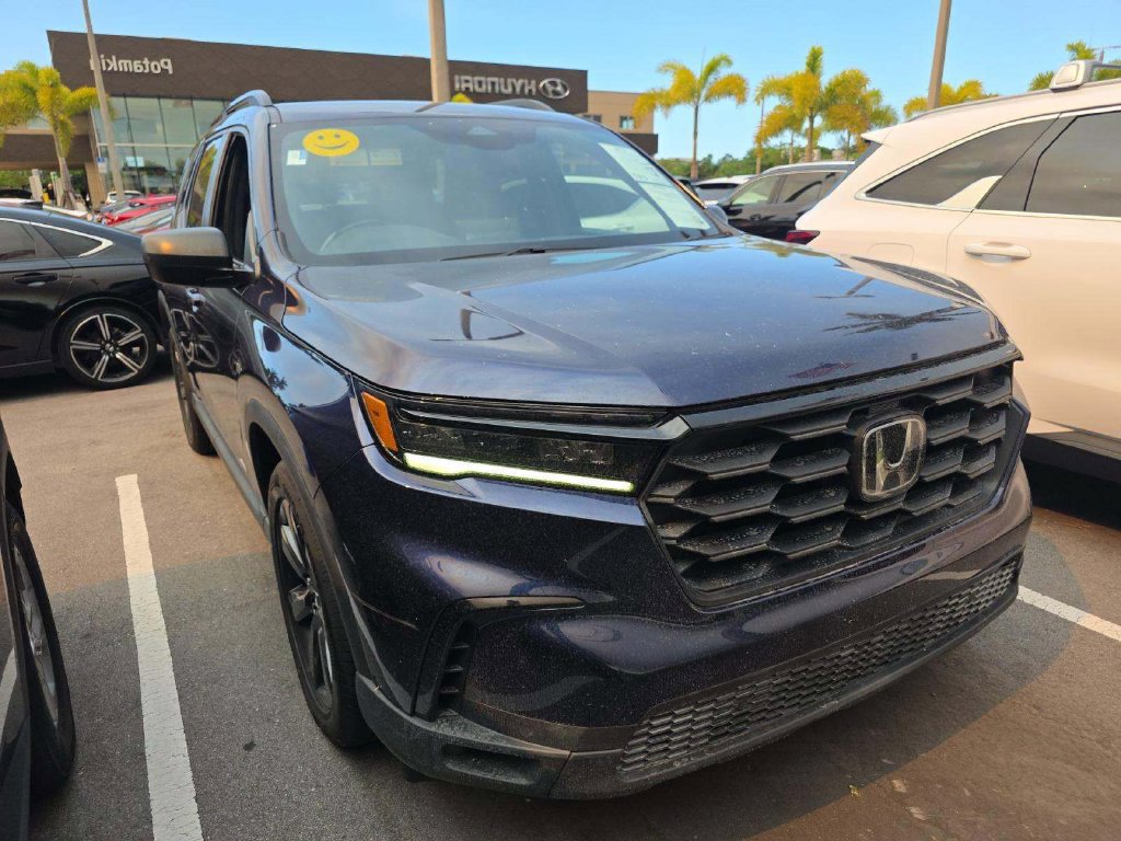 Used 2023 Honda Pilot Sport image 1
