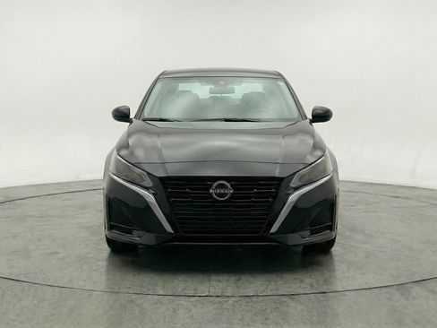 Used 2025 Nissan Altima 2.5 SV image 2