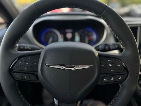 Certified 2025 Chrysler Pacifica Limited image 33