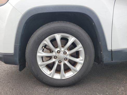 Used 2021 Jeep Cherokee Latitude image 9