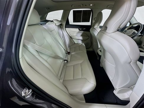 Used 2022 Volvo XC60 B5 Momentum w/ Climate Package image 11