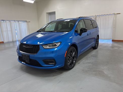 New 2026 Chrysler Pacifica Select image 4