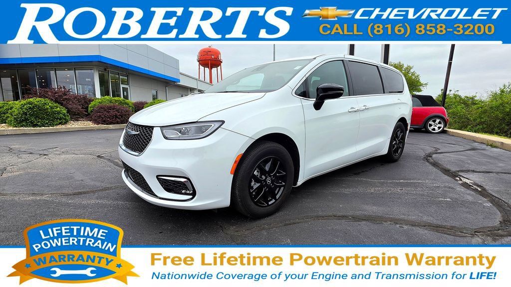 Used 2025 Chrysler Pacifica Select FWD image 1