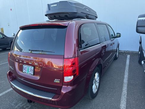 Used 2018 Dodge Grand Caravan SXT image 3