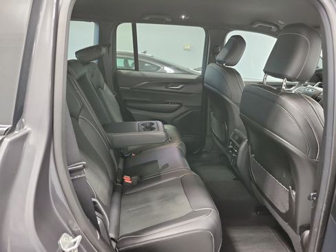 Used 2025 Jeep Grand Cherokee Altitude image 17