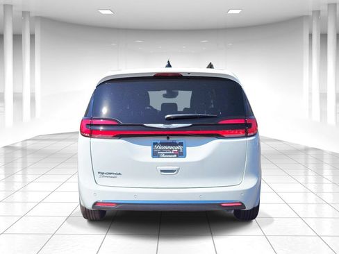 New 2026 Chrysler Pacifica Select FWD image 4