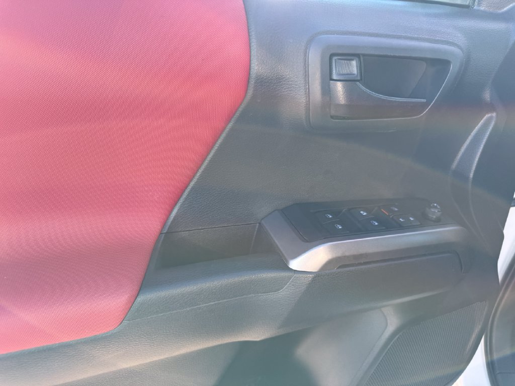 Used 2022 Toyota Tacoma SR5 w/ Technology Package RWD image 5