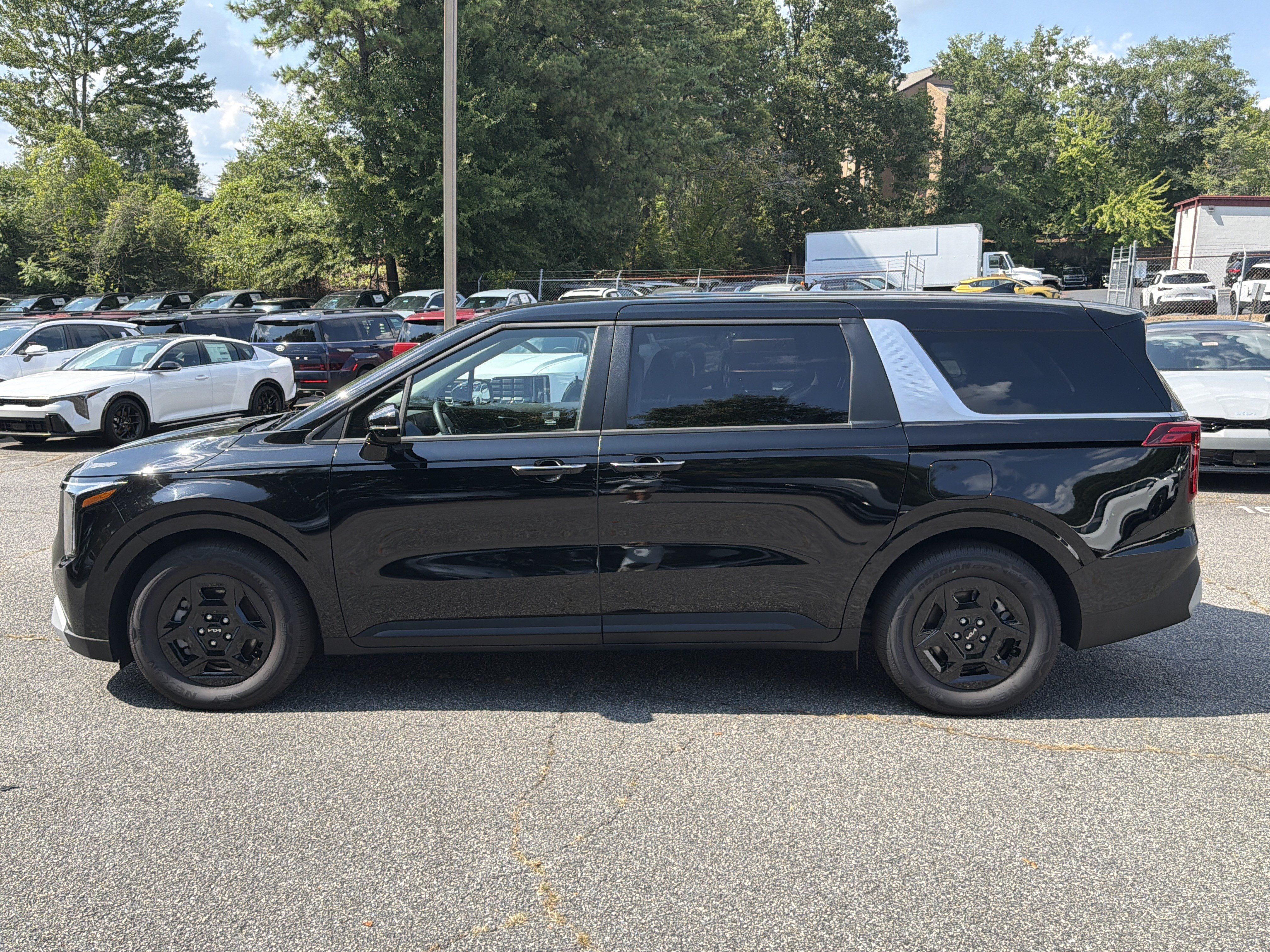 Certified 2026 Kia Carnival FWD image 4